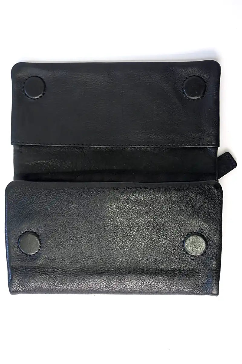 Rugged Hide Women's Erin Leather Wallet in Black detail of magnetic latch