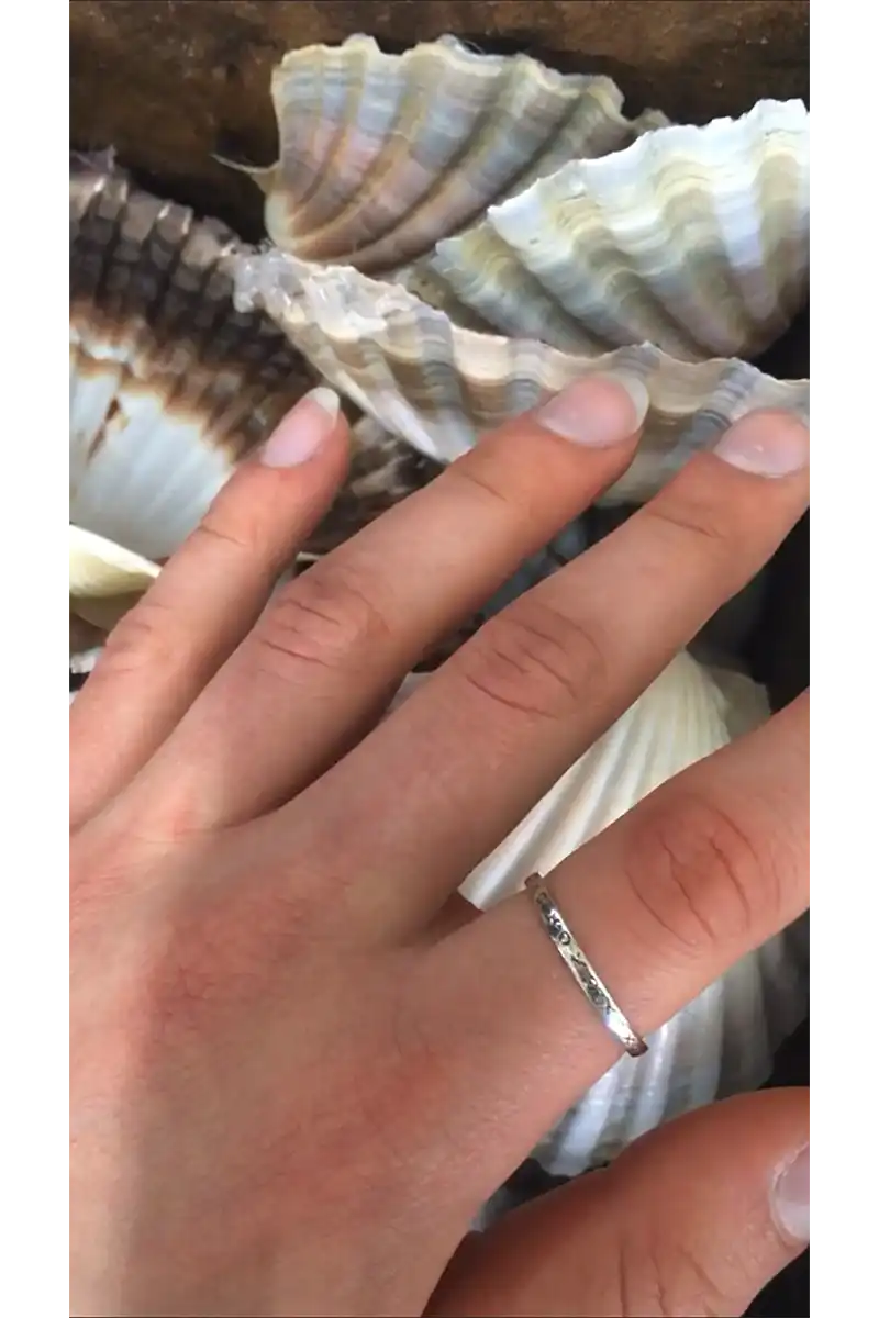 sterling silver xoxo ring on ladies finger