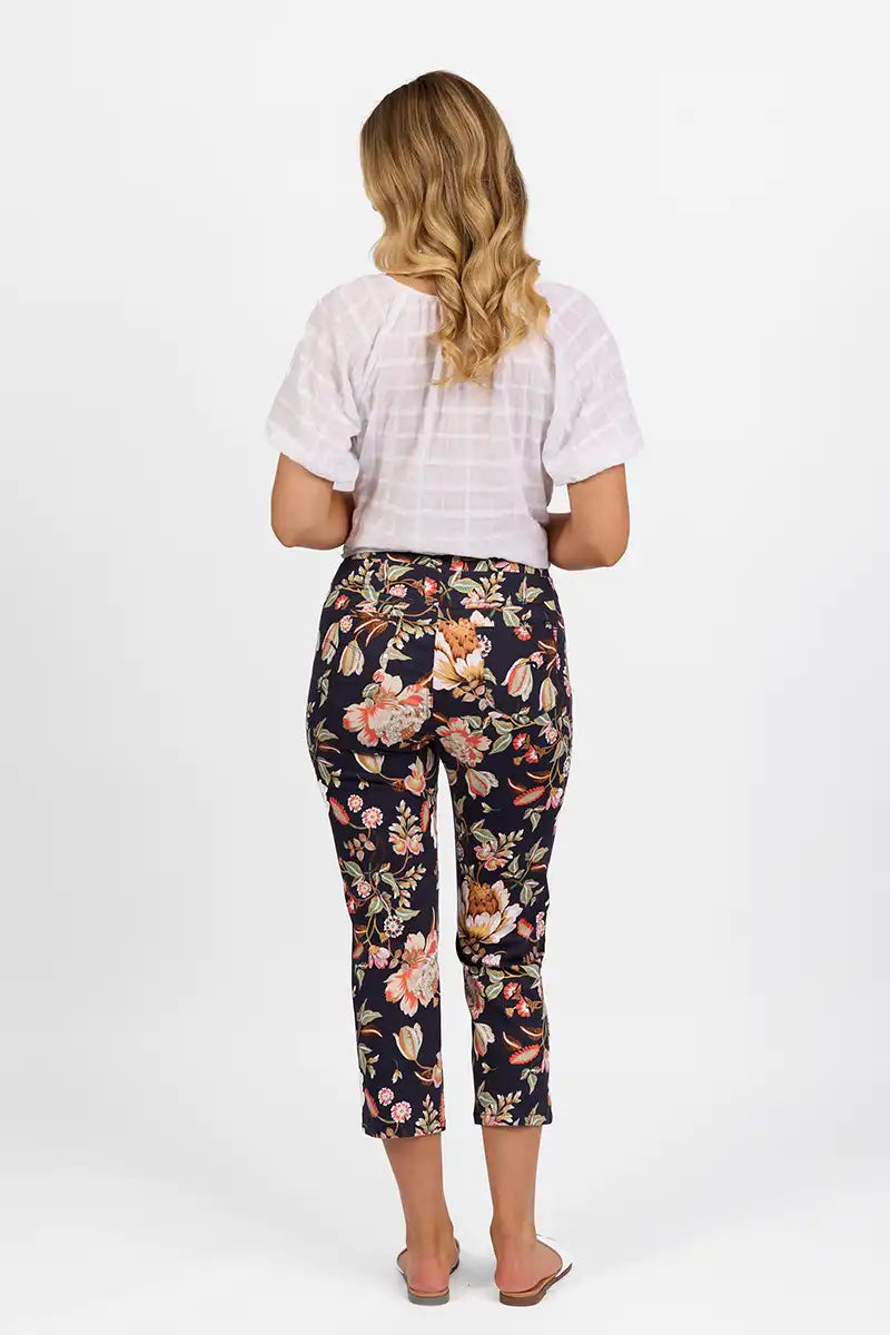 Vassalli 7/8 Slim Leg Pull-On Pant in Freya Print back view