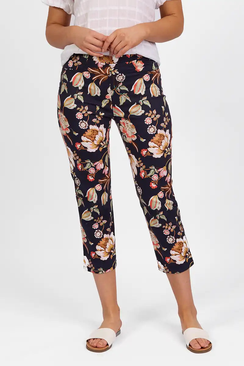 Vassalli 7/8 Slim Leg Pull-On Pant in Freya Print front detailed view