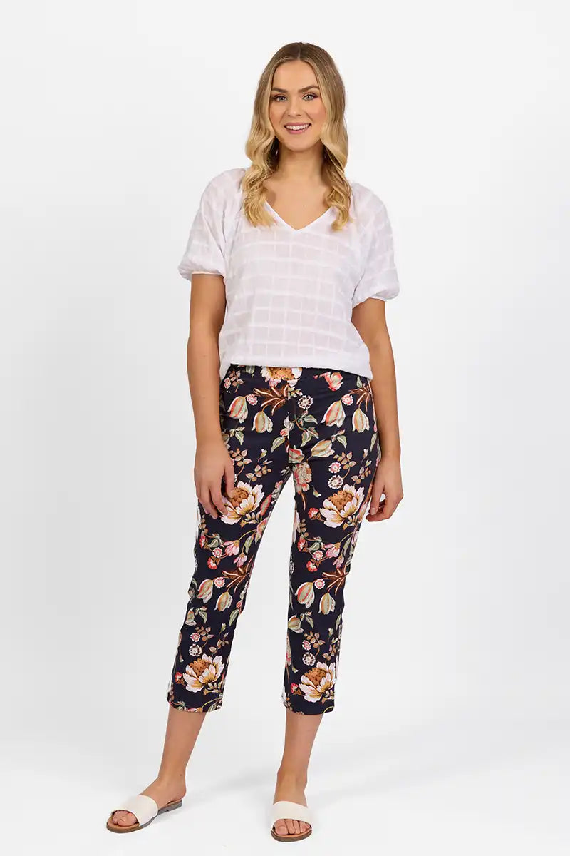 Vassalli 7/8 Slim Leg Pull-On Pant in Freya Print full model front view