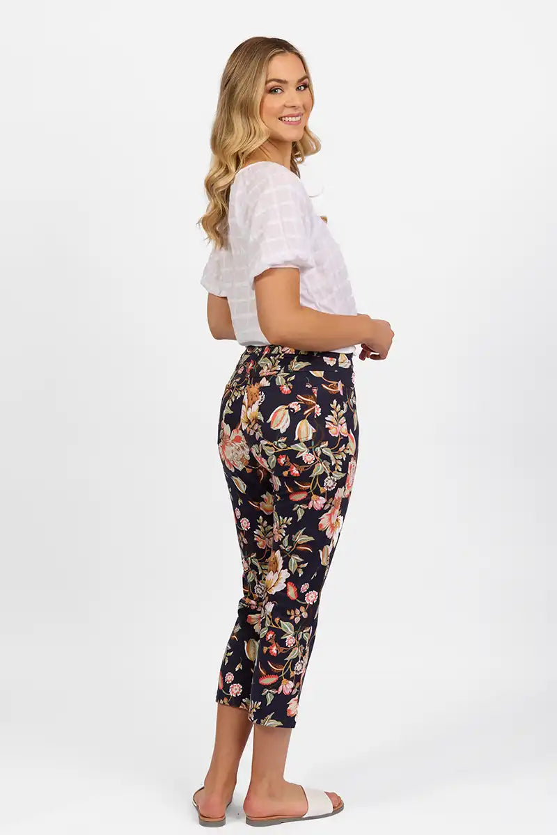Vassalli 7/8 Slim Leg Pull-On Pant in Freya Print side view
