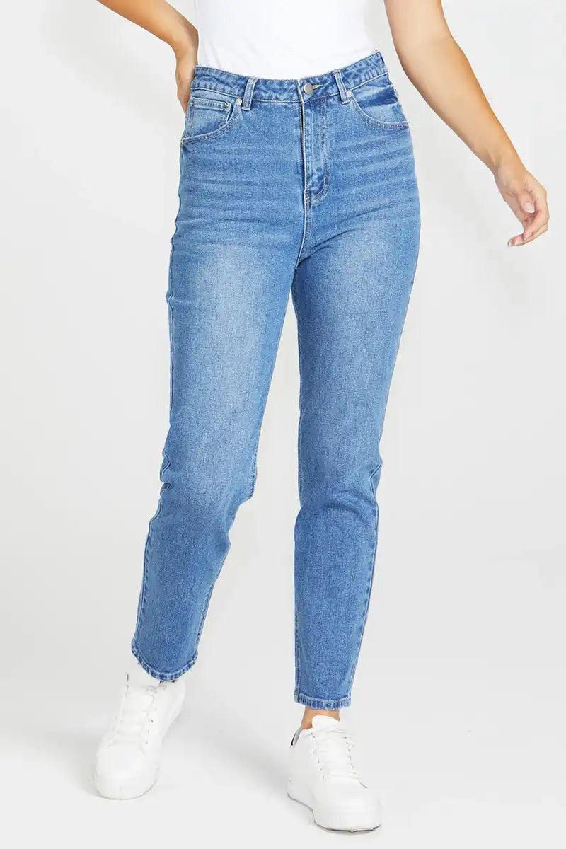 Women's Nat Jean in 80 Vintage Wash front view hands not in pockets