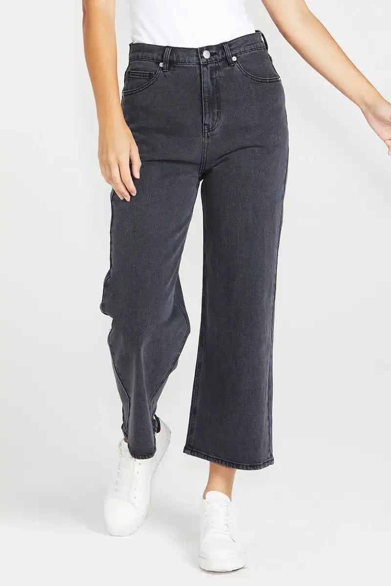 Women's Sandy Jean in 82 Washed Black front detailed view
