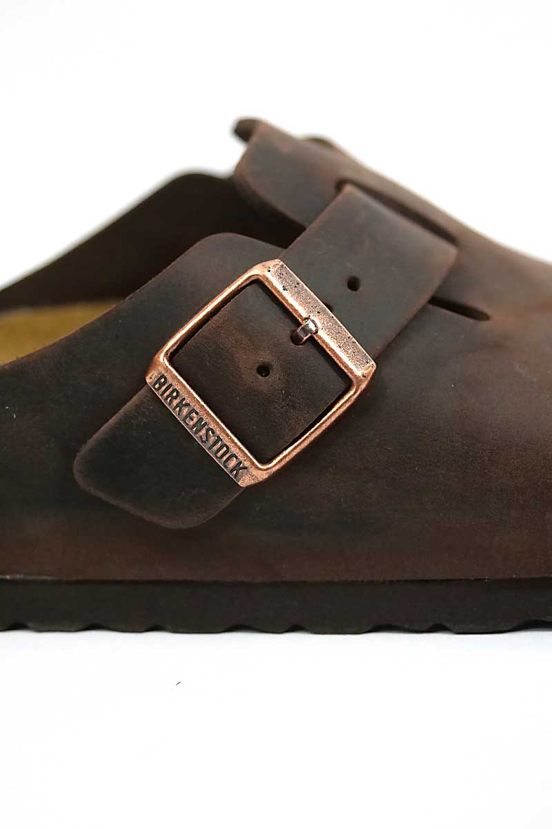 detailed view of the buckle on the Birkenstock Boston Habana Oiled Leather