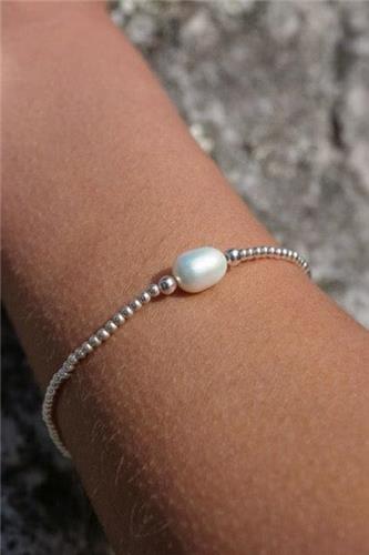Stretch bracelet with fresh water pearl