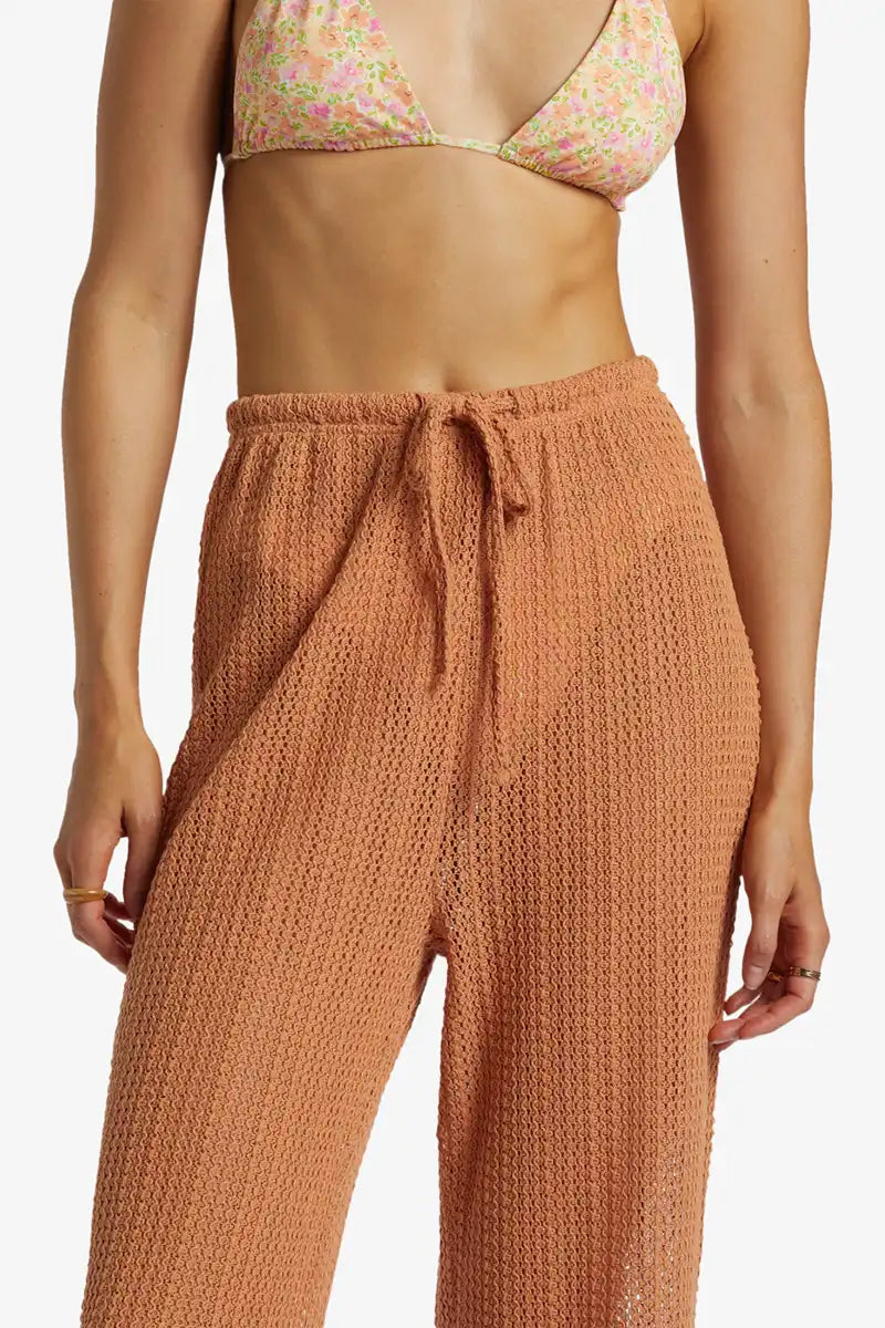 detail view of the waist and material on the Billabong Ladies Largo Beach Pant in Toffee