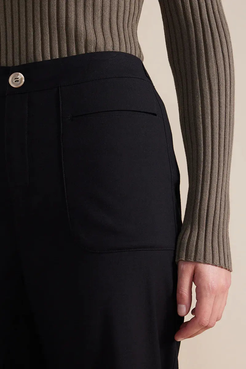 Marco Polo 7/8 Crepe Pant in Black detailed waist and pocket view