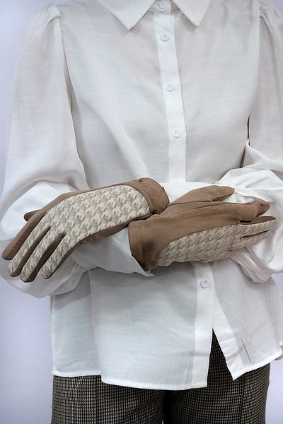 model wearing Chille Ladies Gloves in Beige