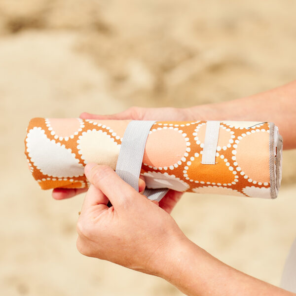 Annabel Trends Sand Free Towel Heart Shaped Rock - elastic loop
