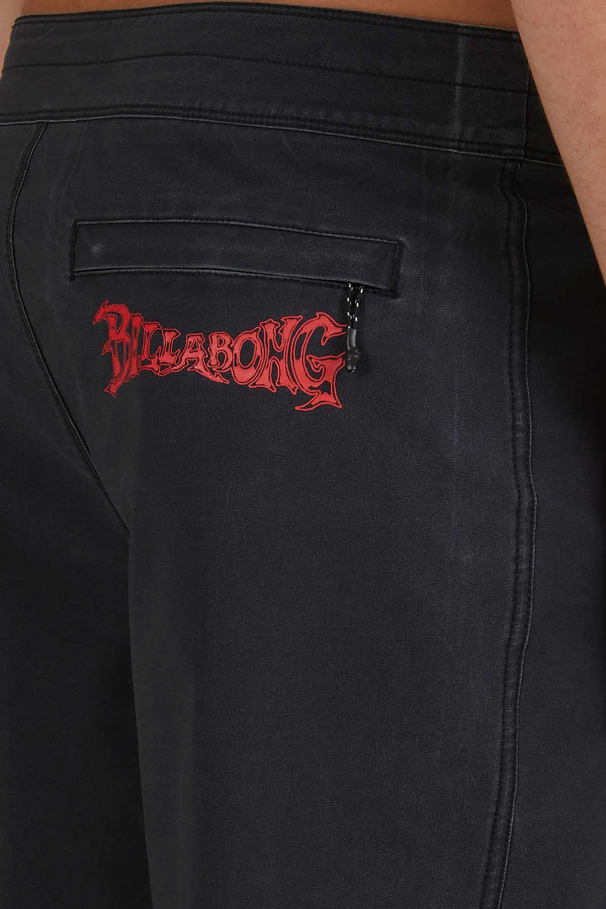 Billabong Bong Core Pro Black, back pocket with zip opening.