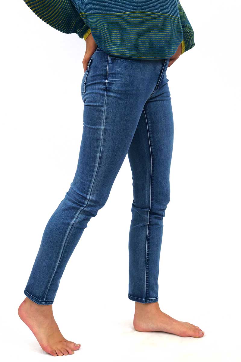 side view of the Foil Lou Lou Skinny Jean in Ink Wash